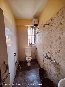 DispurDreams Abode 01 STUDIO APARTMENT的带马桶和窗户的小浴室 更多19张照片