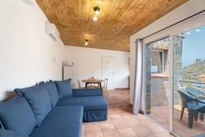 a living room with a blue couch and a table at Vivienda vacacional La Era I in Vallehermoso
