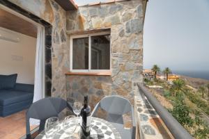 a stone house with a view at Vivienda vacacional La Era I in Vallehermoso