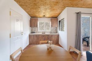 a dining room with a table and a kitchen at Vivienda vacacional La Era I in Vallehermoso