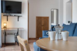 a table with two coffee cups on top of it at Vivienda vacacional La Era I in Vallehermoso