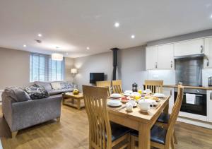 Кухня или мини-кухня в Curlew Crag Cottage
