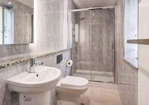 Ванная комната в Curlew Crag Cottage +7 фотографий