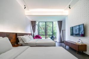 YinghaiPenguin international hotel Baiyun Airport & C-harge shuttle bus for the Canton fair from April 15-May 5的一间有两张床和一台电视的酒店房间 更多37张照片