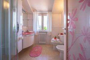 Villa Clara few km from the sea - Happy Rentals في بيتراسانتا: حمام مع مرحاض ومغسلة