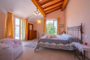 Villa Clara few km from the sea - Happy Rentals في بيتراسانتا: غرفة نوم بها سرير وأريكة