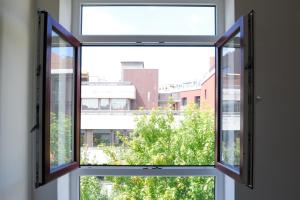 una finestra aperta con vista su un edificio di Porto City Center Mercado do Bolhão Prime location jesuína e as 3 janelas a Porto