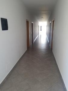 ein leerer Flur mit weißen Wänden und Fliesenboden in der Unterkunft Hotel Culaj in Koplik + 45 Fotos