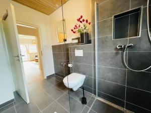 Koupelna v ubytování Dill Apartment Pleinfeld am Brombachsee I