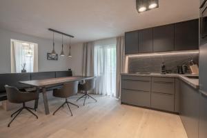 Kuchyň nebo kuchyňský kout v ubytování Chalet Madlein
