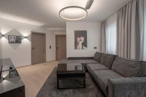 ein Wohnzimmer mit einer Couch und einem Tisch in der Unterkunft Chalet Madlein in Ischgl