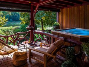 Bazén v ubytování Les Etangs de Corot nebo v jeho okolí
