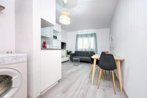 a small apartment with a table and a living room at El Golfito-azotea con vista al mar in El Golfo