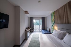 Letto o letti in una camera di Oakwood Merdeka Bandung