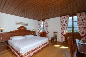 Postel nebo postele na pokoji v ubytování Hôtel de Gruyères
