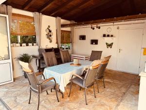 Χώρος καθιστικού στο Apartment Schwarz in Petrčane IV