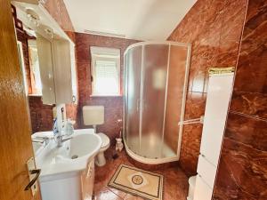 Ένα μπάνιο στο Apartment Schwarz in Petrčane IV +25 φωτογραφίες