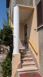 un edificio con scale che conducono a una porta di Appartamento a Fossato di Vico a Fossato di Vico