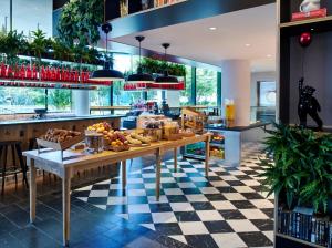 uma cozinha com uma mesa com frutas em citizenM Boston Back Bay em Boston