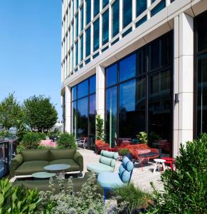 um prédio com sofás e mesas do lado de fora em citizenM Boston Back Bay em Boston mais 4 fotografias