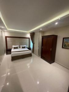 سرير أو أسرّة في غرفة في Al Muhaidb Residence for Chalets and Holidays Homes المهيدب ريزدنس لبيوت العطلات