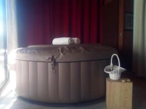 un grande pouf bianco con un cestino sopra di " village tonneaux de tirpoil " a Montilliers