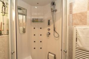 ColonnoにあるSplendida casa con terrazza vista lago e 2 garageのシャワーとトイレ付きの白いバスルーム +29枚の写真