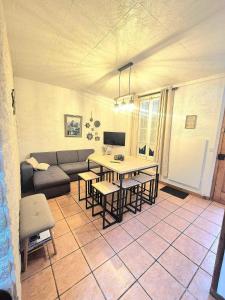 una sala de estar con una mesa y un sofá en Maison Titiane, en Mers-les-Bains