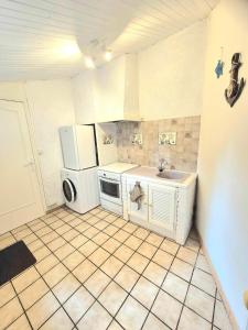 una cocina con fregadero y lavadora en Maison Titiane, en Mers-les-Bains 11 fotos más