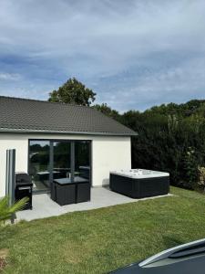Casa blanca con patio con 2 mesas en NEU! Modernes Ferienhaus Schwanbeck mit Whirlpool-Option, en Dassow