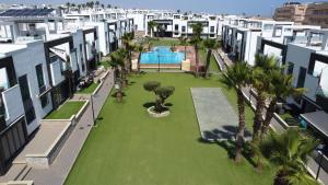 Bazén v ubytovaní Torrevieja - Punta Prima Penthouse OASIS BEACH VII alebo v jeho blízkosti