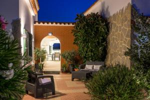 Κήπος έξω από το VILLA PONTI A5 Vacaciones en Primera Línea de mar en Menorca