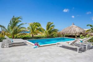 Πισίνα στο ή κοντά στο Villa Mistral - Luxurious 5 Bedrooms, Clean, New And Child-friendly That Is 5min Drive From The Beac