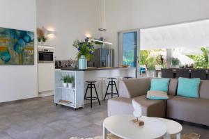 Η κουζίνα ή μικρή κουζίνα στο Villa Mistral - Luxurious 5 Bedrooms, Clean, New And Child-friendly That Is 5min Drive From The Beac