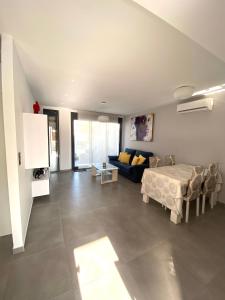 Postel nebo postele na pokoji v ubytování Torrevieja - Punta Prima Penthouse OASIS BEACH VII