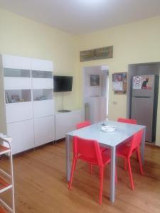 A kitchen or kitchenette at Un Nido Sul Mare