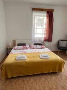Postel nebo postele na pokoji v ubytování Hřensko 27 Apartmány
