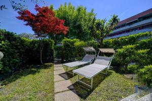 A garden outside Desenzanoloft Official Partner MARRIOTT Homes & Villas - Dolce vita with Garden and Pools