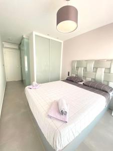 Posteľ alebo postele v izbe v ubytovaní Torrevieja - Punta Prima Penthouse OASIS BEACH VII