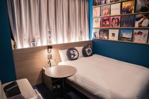 Postel nebo postele na pokoji v ubytování Hotel She, Osaka