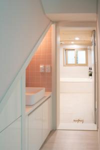 Baño en el ático con lavabo y bañera en Cream HOUSE, en Busan 34 fotos más