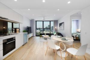 Η κουζίνα ή μικρή κουζίνα στο Luxury 1BR in Brisbane City River Firework View