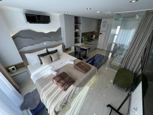 NašiceLa Luna Petite Suite Deluxe Apartment with Pool & Jacuzzi, Bikes and Covered Parking的一间卧室，有一张大床，上面有枕头