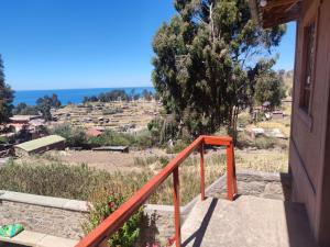 una rampa di scale che porta a una casa di Home in Taquile - Q'uñi wasi a Huillanopampa