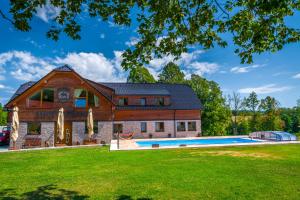Bazén v ubytování Ranch Jestřebice nebo v jeho okolí
