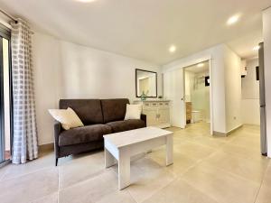 un salon avec un canapé et une table dans l'établissement Daniela 203 - Adults Only -, à Puerto de la Cruz