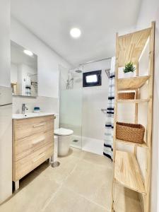 une salle de bains avec douche, toilettes et lavabo dans l'établissement Daniela 203 - Adults Only -, à Puerto de la Cruz