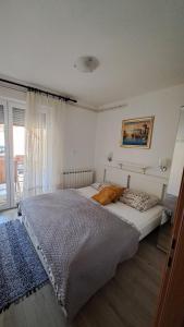 Ένα ή περισσότερα κρεβάτια σε δωμάτιο στο Apartmani i Sobe Kočiš