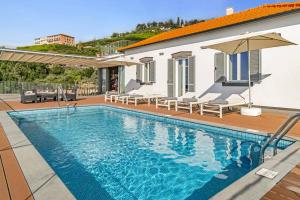Bazén v ubytování Villa Vila Da Portada by Villa Plus nebo v jeho okolí