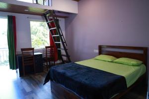 Postel nebo postele na pokoji v ubytování Nest In Mist Munnar Service Villa